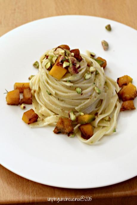 linguine-con-pesto-di-pistacchi-zucca-trifolata-e-granella-di-pistacchi