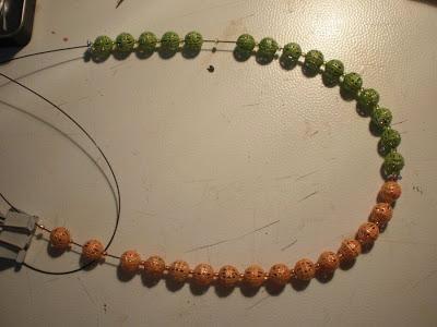 Dopo il legno, smaltiamo il metallo: collana e orecchini. Tutorial / Sautoir e BO en perles métal peintes au vernis à ongle. Tutorial