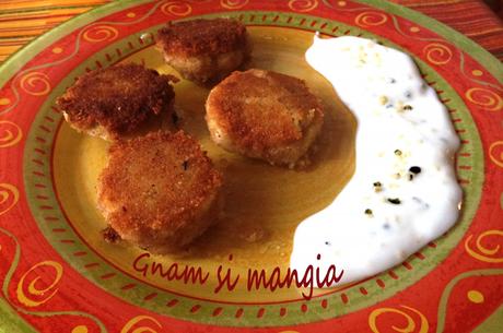 polpette di ceci con salsa allo yogurt e semi di canapa