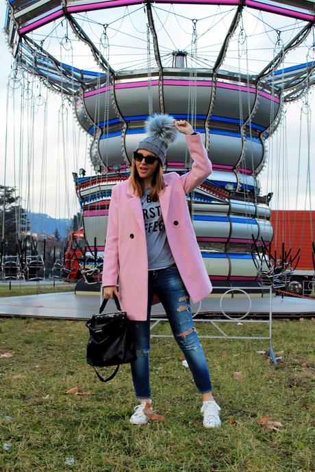 Cappello con pon pon, cappotto rosa e sneakers personalizzate