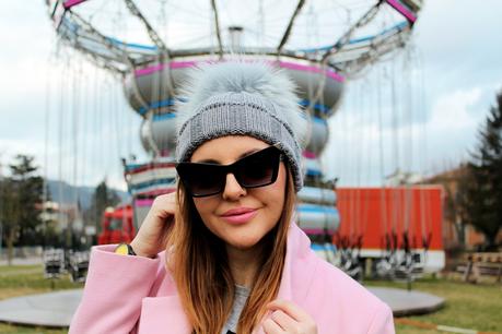 Cappello con pon pon, cappotto rosa e sneakers personalizzate