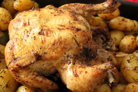Pollo al forno con patate e profumo di rosmarino