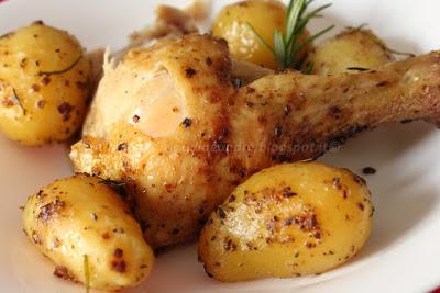 Pollo al forno con patate e profumo di rosmarino