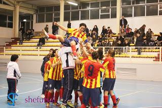 Ilaria Caporaletti, capitano dell'Angelana calcio a 5 femminile, portata in trionfo dopo la vittoria della Coppa Umbria