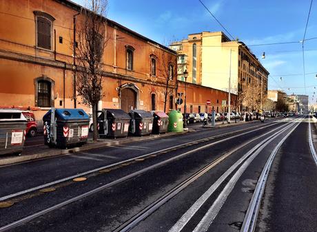 42 cassonetti di monnezza addosso al Colosseo. Una raccolta rifiuti da sottosviluppo umilia il nostro patrimonio