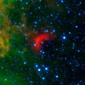 L'emissione infrarossa associata al bow shock di una stella in fuga, ripresa dal telescopio spaziale Spitzer della NASA. Crediti: NASA/JPL-Caltech/University of Wyoming