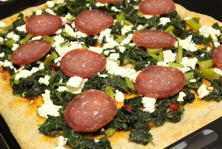 Pizza alla crusca, con cavolo nero, quartirolo, salame e lievito madre