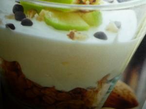 coppa di noci e yogurt
