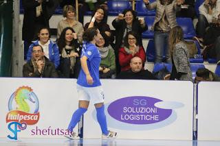 Bellucci (Montesilvano) segna il momentaneo pareggio nella sfida di serie A di Elite di calcio a 5 femminile contro la SS Lazio