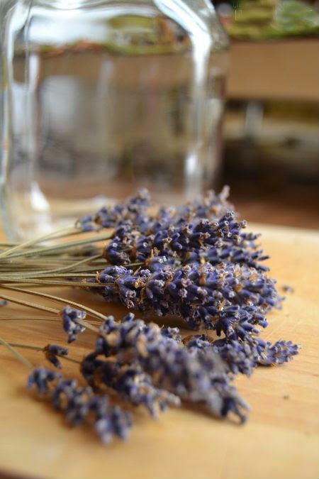 Aceto e lavanda per un detergente ecologico e fai date
