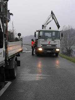 PAVIA. Il cedimento di via Milazzo: iniziati oggi i controlli. Si tratterebbe della fogna pubblica.