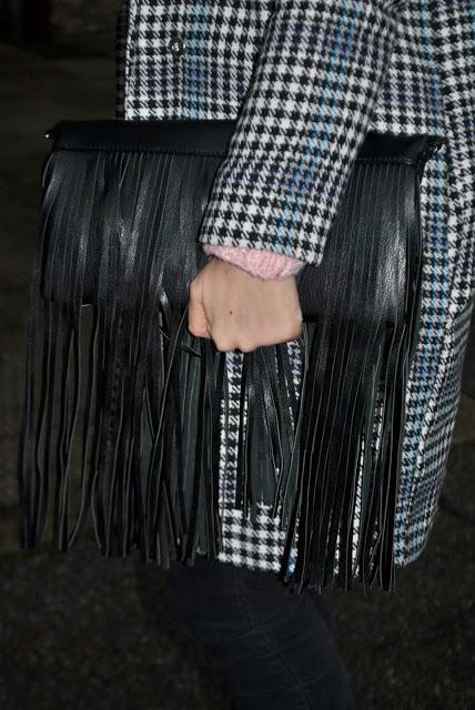 borsa con frange borsa di pelle nera con frange come abbinare una borsa con le frange abbinamenti borsa con le frange fringes bag outfit how to wear fringes bag  its casual winter outfit mariafelicia magno fashion blogger colorblock by felym fashion blog italiani fashion blogger italiane blog di moda blogger italiane di moda fashion blogger bergamo fashion blogger milano fashion bloggers italy italian fashion bloggers influencer italiane italian influencer 