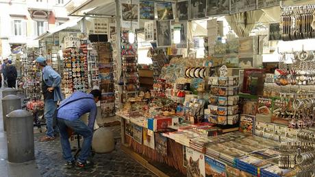 Sempre più bancarellopoli. La storia assurda dei finti banchetti di libri, che ora ritornano