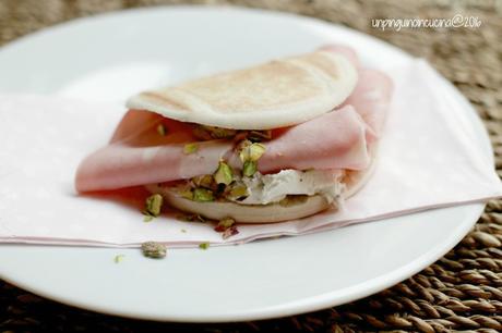 tigelle-robiola-al-tartufo-mortadella-e-pistacchi