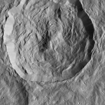 Il 23 dicembre 2015 la sonda Dawn della NASA ha osservato questo cratere su Cerere, ricoperto di rilievi e ripidi pendii. Tali strutture si sono probabilmente formate quando la superficie del cratere è ricaduta dopo la sua formazione. La forma curvilinea dei rilievi ricorda quelle osservate nel gigantesco cratere da impatto Rheasilvia, su Vesta, studiato da Dawn tra il 2011 e il 2012. Crediti: NASA/JPL-Caltech/UCLA/MPS/DLR/IDA