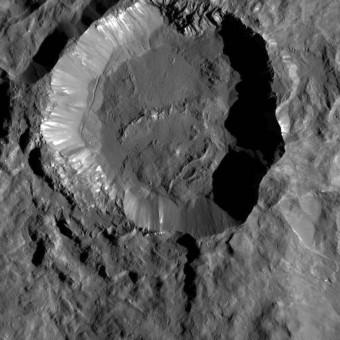 Nell’immagine il cratere Kupalo, uno dei crateri più giovani di Ceres, visto dalla sonda Dawn. Il cratere è composto da materiale chiaro lungo le pareti, che potrebbero essere sali, mentre la sua superficie è probabilmente formata da materiale fuso in seguito all’impatto e a detriti. Crediti: NASA/JPL-Caltech/UCLA/MPS/DLR/IDA