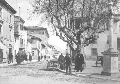 Piazza Ragghianti - La piazza più antica a destra statua S.Antonio - A Viareggio sul treno dei ricordi - Pezzini Ed. - 1992