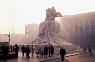 Christo, i piccioni e Cattelan