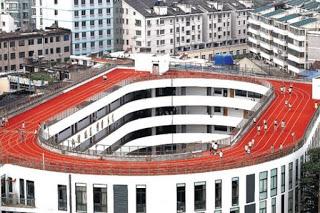 Scuola cinese costruisce pista di atletica sul tetto