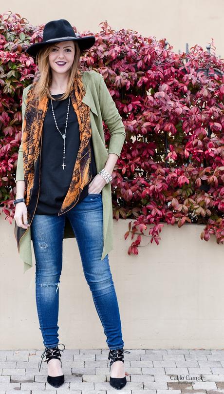 Jeans skinny, top nero leggermente over e spolverino in tessuto finto suede