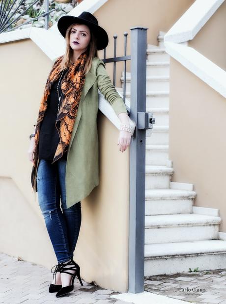 Jeans skinny, top nero leggermente over e spolverino in tessuto finto suede