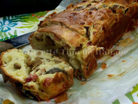 Plum cake salato con funghi e pancetta affumicata