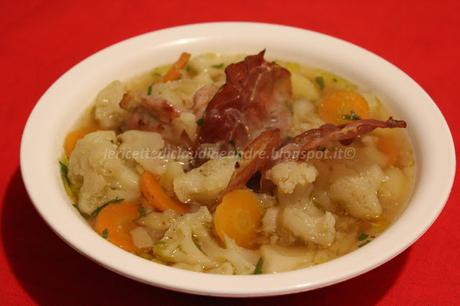 Zuppa di cavolfiore e patate con speck croccante