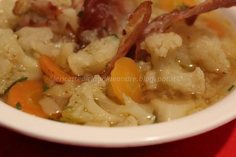 Zuppa di cavolfiore e patate con speck croccante