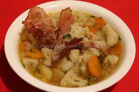 Zuppa di cavolfiore e patate con speck croccante