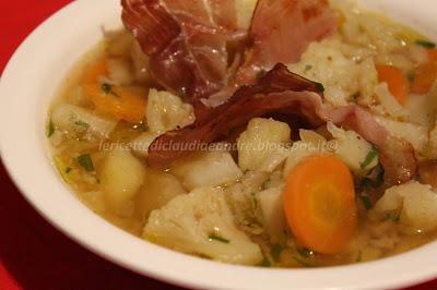 Zuppa di cavolfiore e patate con speck croccante