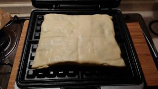Esperimento # 1 con la piastra da waffle: Waffle di pasta sfoglia farcita