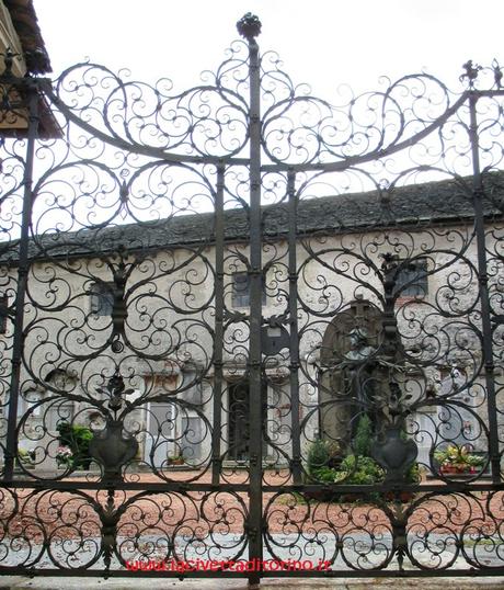 Il cancello settecentesco in ferro battuto del cimitero