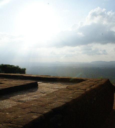 Le rovine del palazzo reale di Sigiriya, il buddha di Avukana e il lago di Kala Wewa. Viaggio in Sri Lanka
