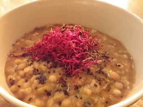 Zuppa di Cereali, Legumi e Hummus ai Broccoli e Pomodorini Secchi con Germogli di Barbabietola