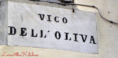 TI RACCONTO ZENA E I SUOI CARUGGI: VICO DELL'OLIVA E IL GALLETTO ARROSTO CON LE OLIVE DELLA RIVIERA