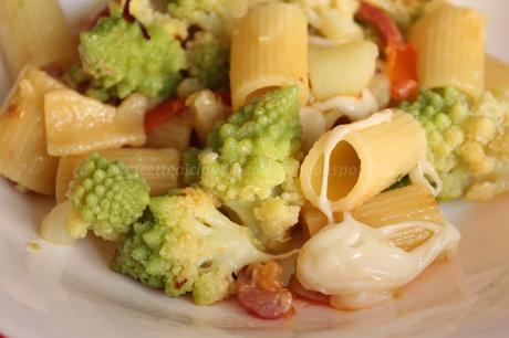 Mezze maniche con broccolo romanesco, pancetta e taleggio