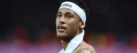 Perché la FIFA ha censurato «Jesus» dalla bandana di Neymar?