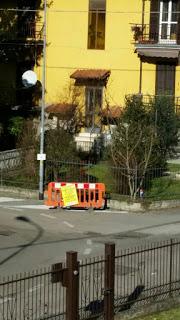 PAVIA.Iniziano i lavori lunedì ma la strada resterà chiusa: di nuovo, le proteste per la sosta non organizzata.