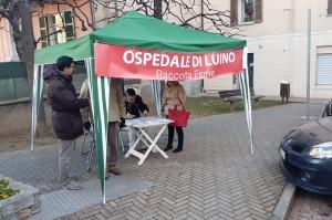 Il gazebo del Comitato a sostegno dell'Ospedale di Luino questa mattina a Germignaga