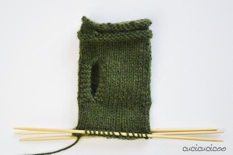 Tepore scaldamani a maglia: uno schema semplice con aperture per il police, lavorati in tondo sul gioco di ferri. Una recensione di www.cucicucicoo.com