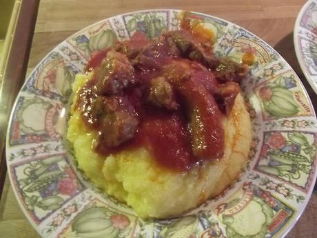 Polenta con salsiccia e spezzatino