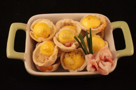 Cestini di pane con uova di quaglia e speck