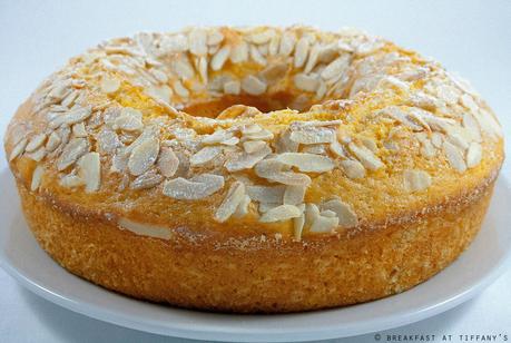 Ciambellone agli agrumi con yogurt e mandorle / Citrus ring-shaped cake with yogurt and almonds