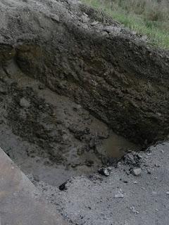 PAVIA. Iniziati i lavori in via Milazzo ma sono scavi a sorpresa: altri cedimenti e tubature sfondate.