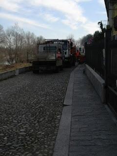 PAVIA. Iniziati i lavori in via Milazzo ma sono scavi a sorpresa: altri cedimenti e tubature sfondate.