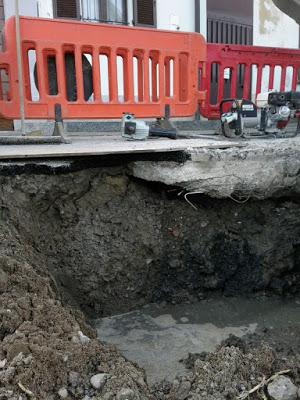 PAVIA. Iniziati i lavori in via Milazzo ma sono scavi a sorpresa: altri cedimenti e tubature sfondate.
