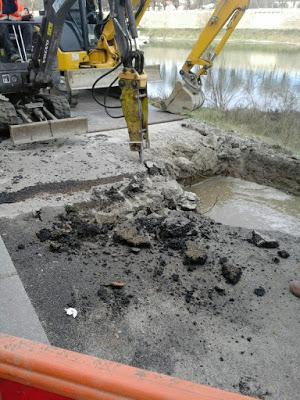 PAVIA. Iniziati i lavori in via Milazzo ma sono scavi a sorpresa: altri cedimenti e tubature sfondate.