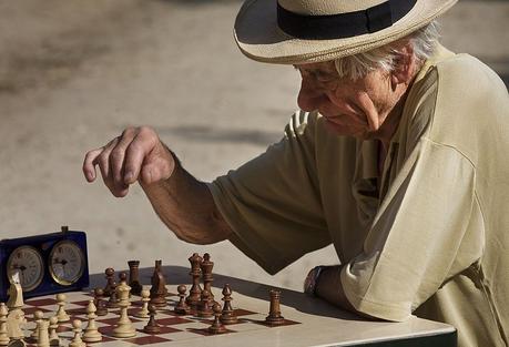 800px-Paris_-_Playing_chess_at_the_Jardins_du_Luxembourg_-_2966