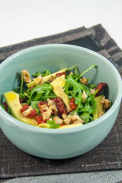 Insalata di rucola, noci, avocado e pomodori secchi