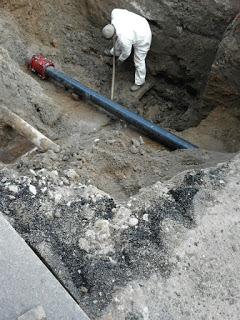 PAVIA. Il lavoro alla fognatura pubblica e privata di via Milazzo è concluso. Oggi si attende la chiusura del cantiere.